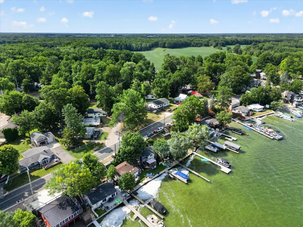 2610 S Shore Drive Crystal Township MI 48818