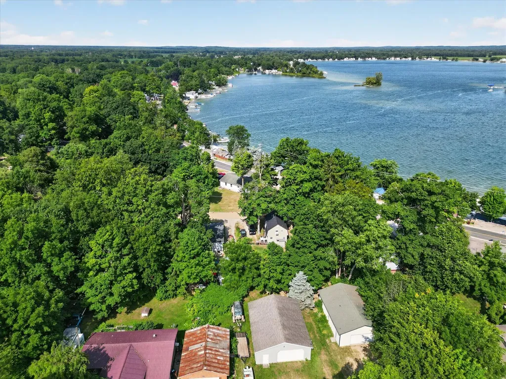 2610 S Shore Drive Crystal Township MI 48818