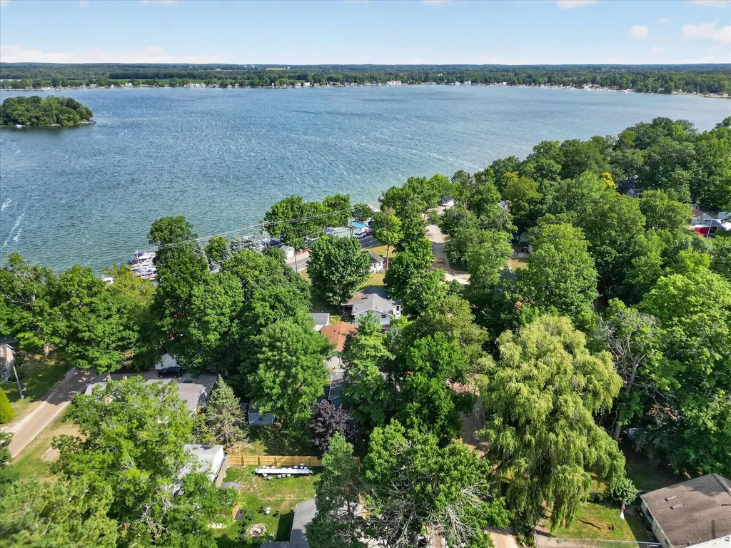2610 S Shore Drive Crystal Township MI 48818