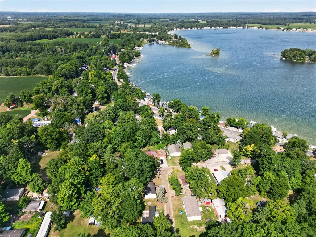 2610 S Shore Drive Crystal Township MI 48818