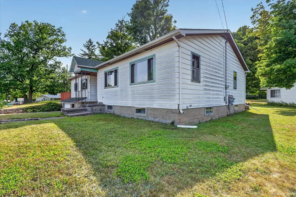 2610 S Shore Drive Crystal Township MI 48818