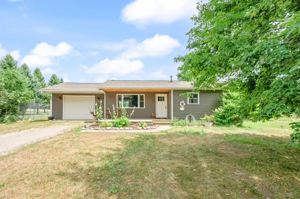23886 Newcosta Avenue Green Charter Township MI 49338
