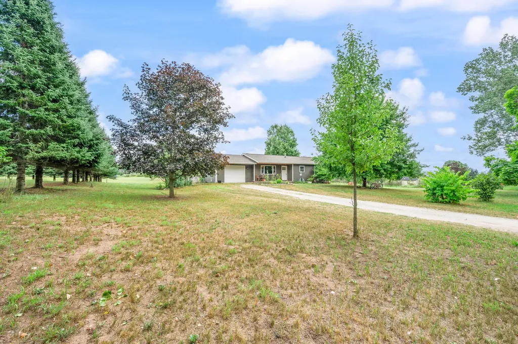 23886 Newcosta Avenue Green Charter Township MI 49338