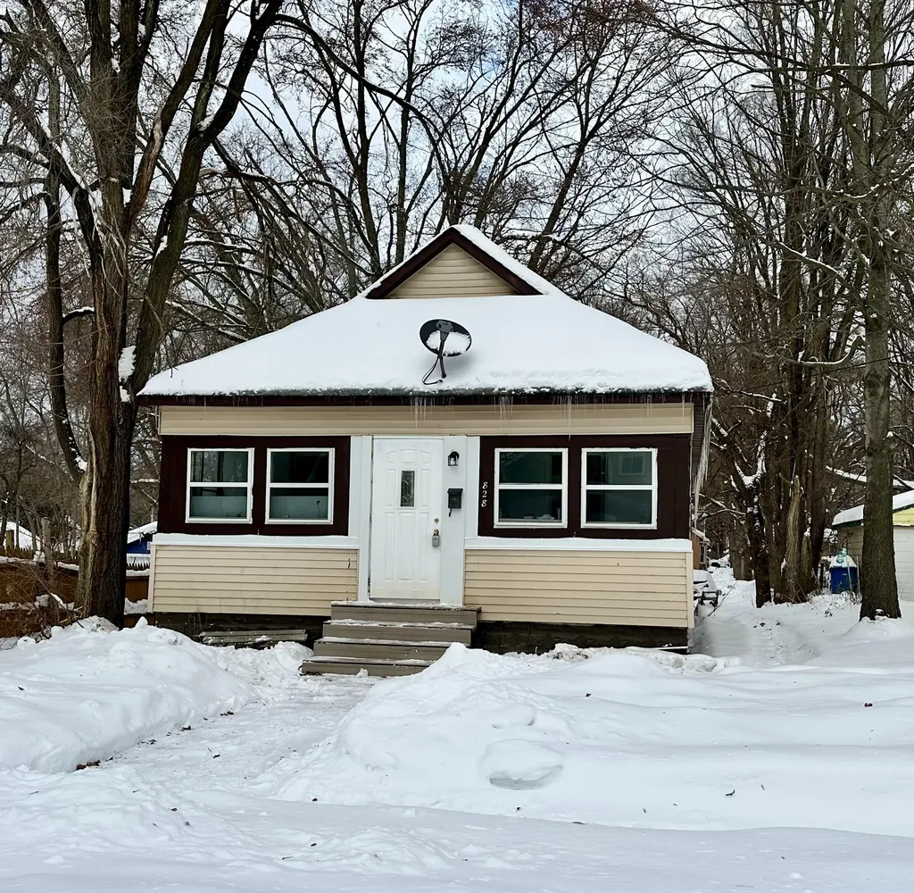 828 W Larch Avenue Muskegon City MI 49441