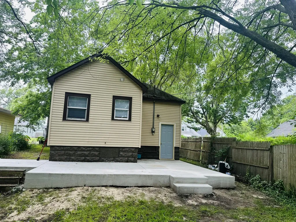 828 W Larch Avenue Muskegon City MI 49441