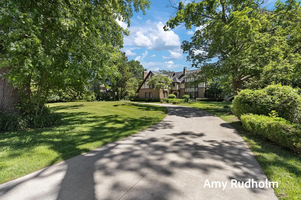 522 E River Street Spring Lake Village MI 49456