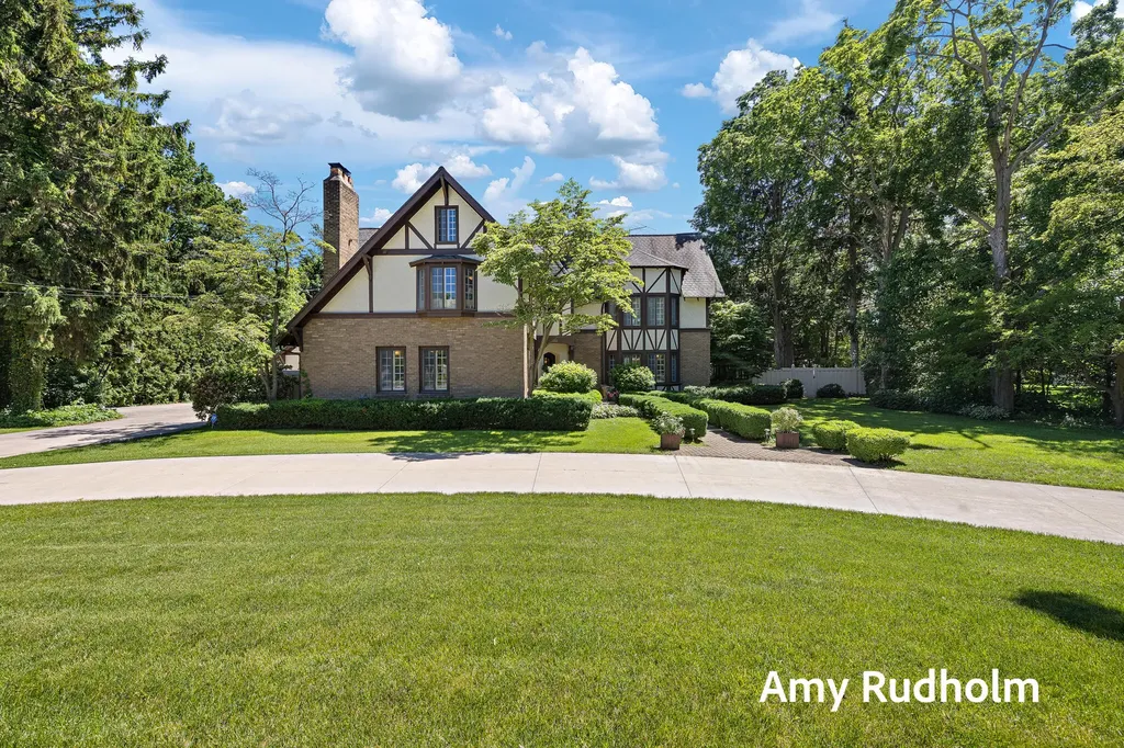 522 E River Street Spring Lake Village MI 49456