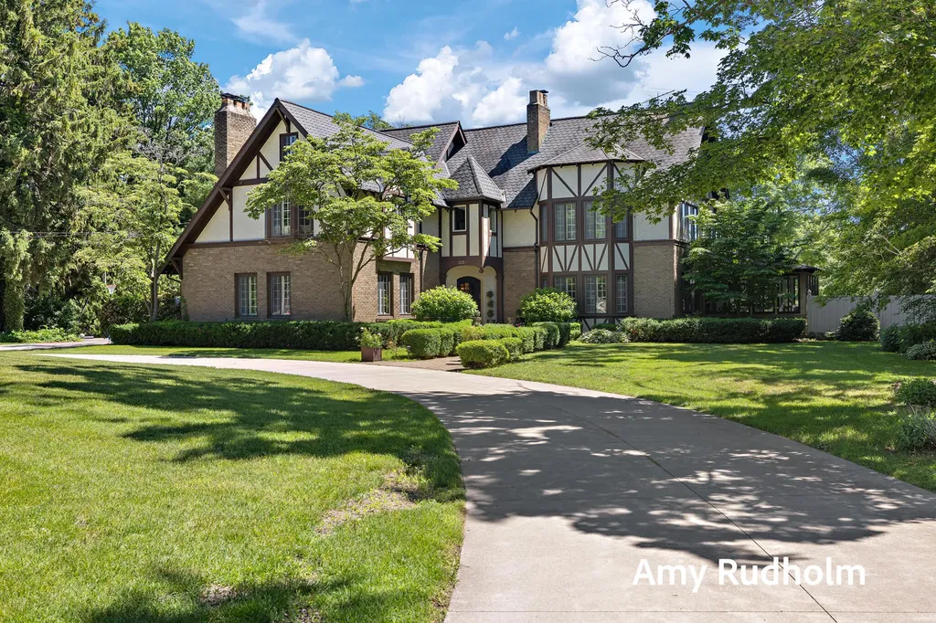 522 E River Street Spring Lake Village MI 49456
