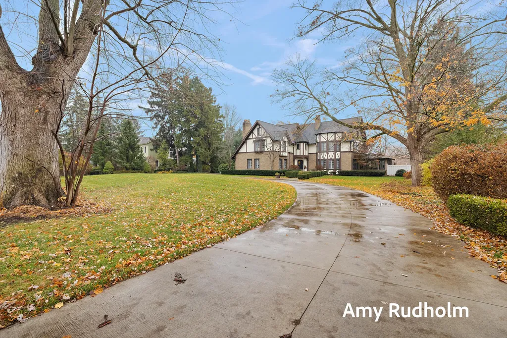 522 E River Street Spring Lake Village MI 49456