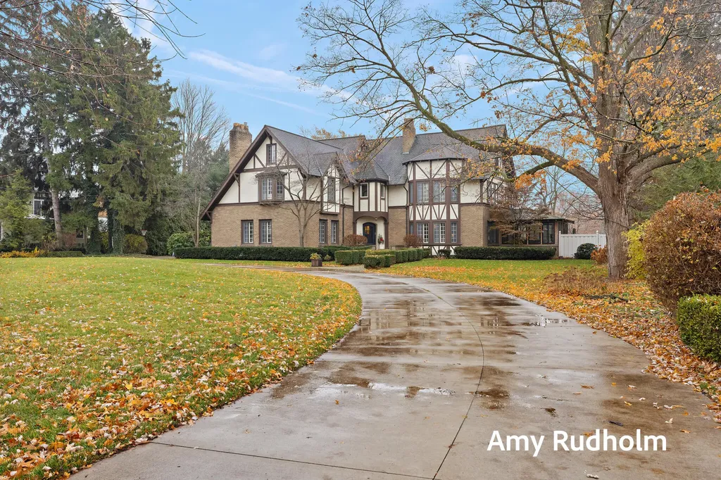 522 E River Street Spring Lake Village MI 49456