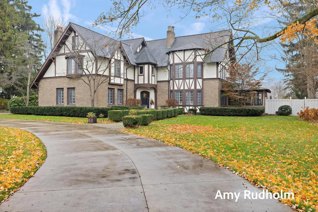 522 E River Street Spring Lake Village MI 49456