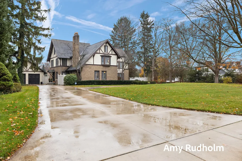 522 E River Street Spring Lake Village MI 49456