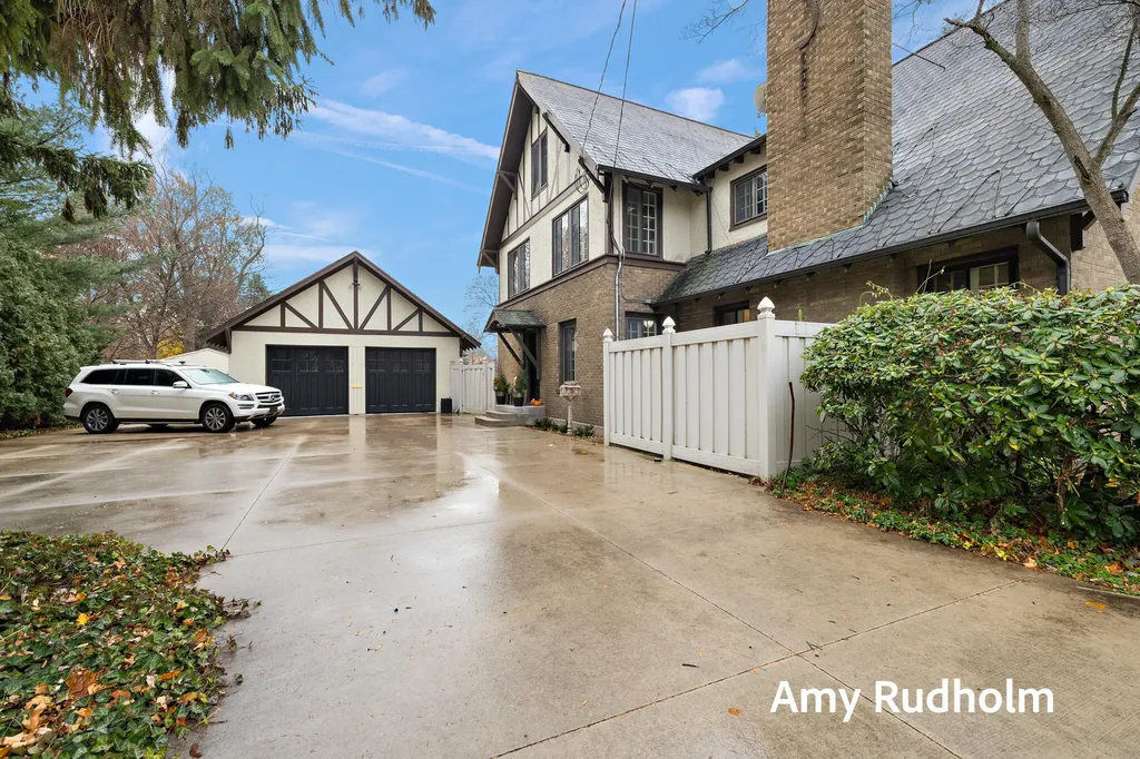 522 E River Street Spring Lake Village MI 49456