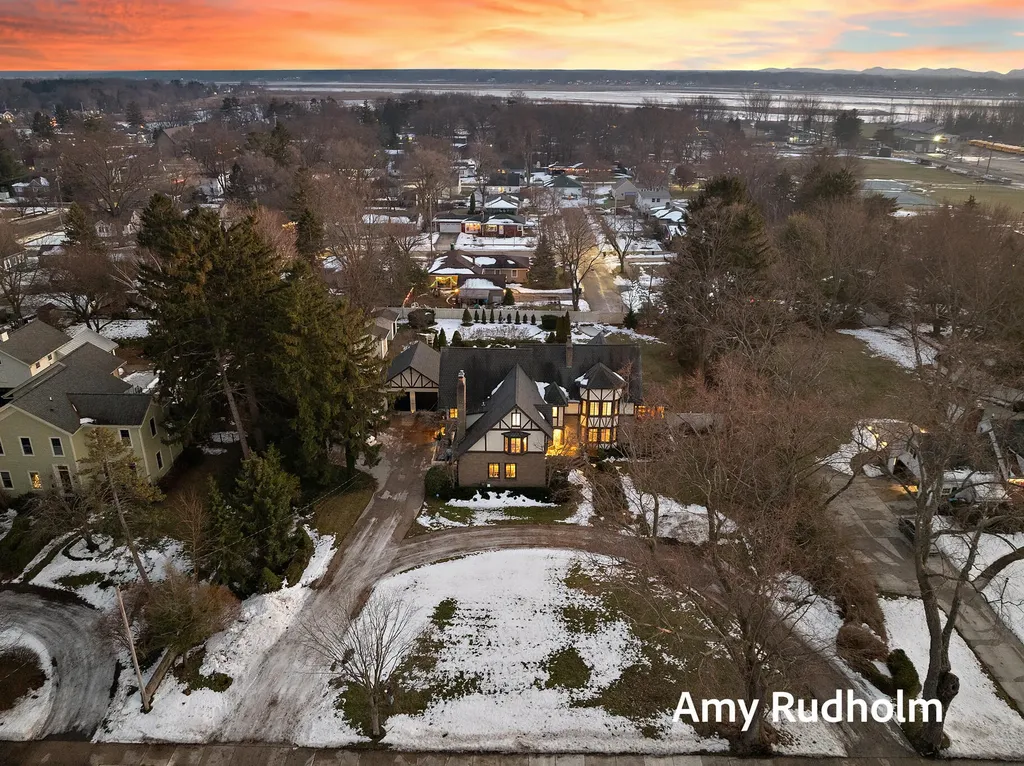 522 E River Street Spring Lake Village MI 49456