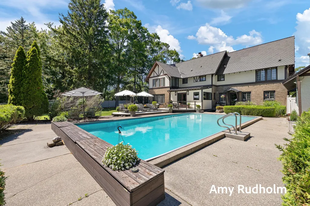 522 E River Street Spring Lake Village MI 49456