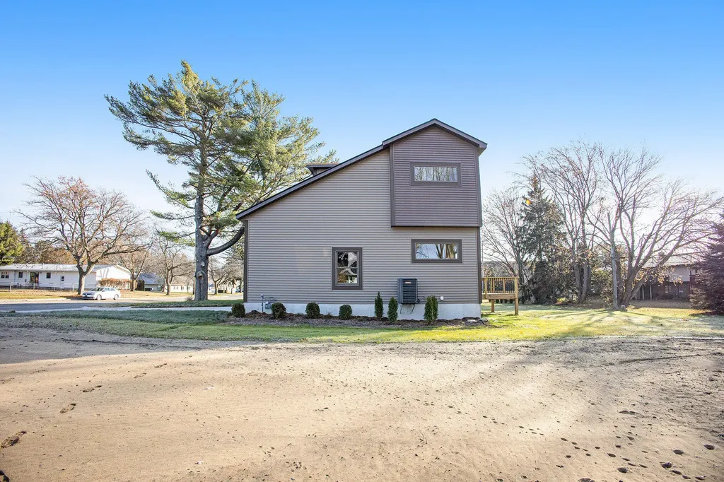 1032 Arlington Avenue Grand Haven City MI 49417