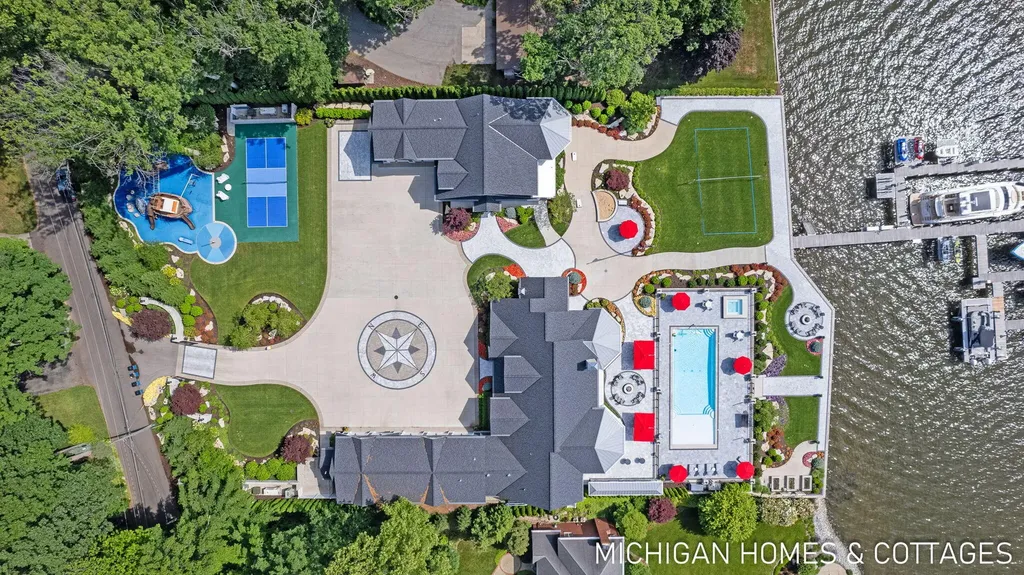 229 Norwood Avenue Park Township MI 49424