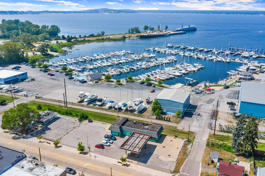 1930 Lakeshore Drive Muskegon City MI 49441