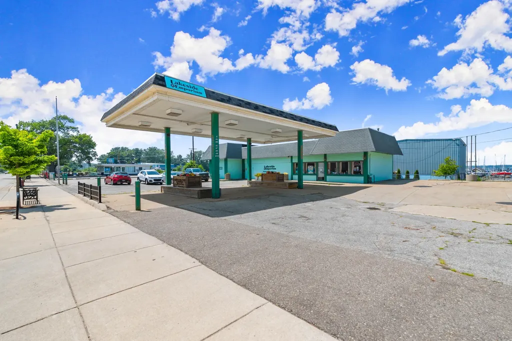 1930 Lakeshore Drive Muskegon City MI 49441