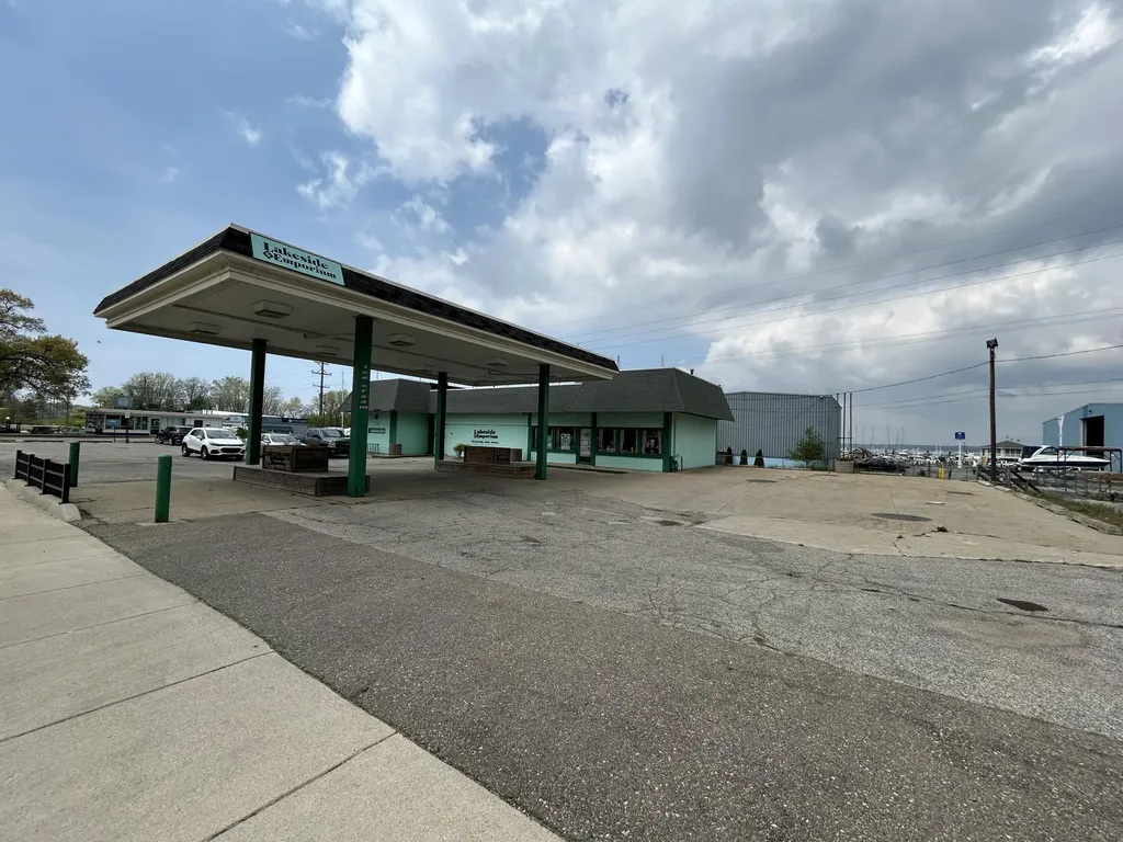 1930 Lakeshore Drive Muskegon City MI 49441