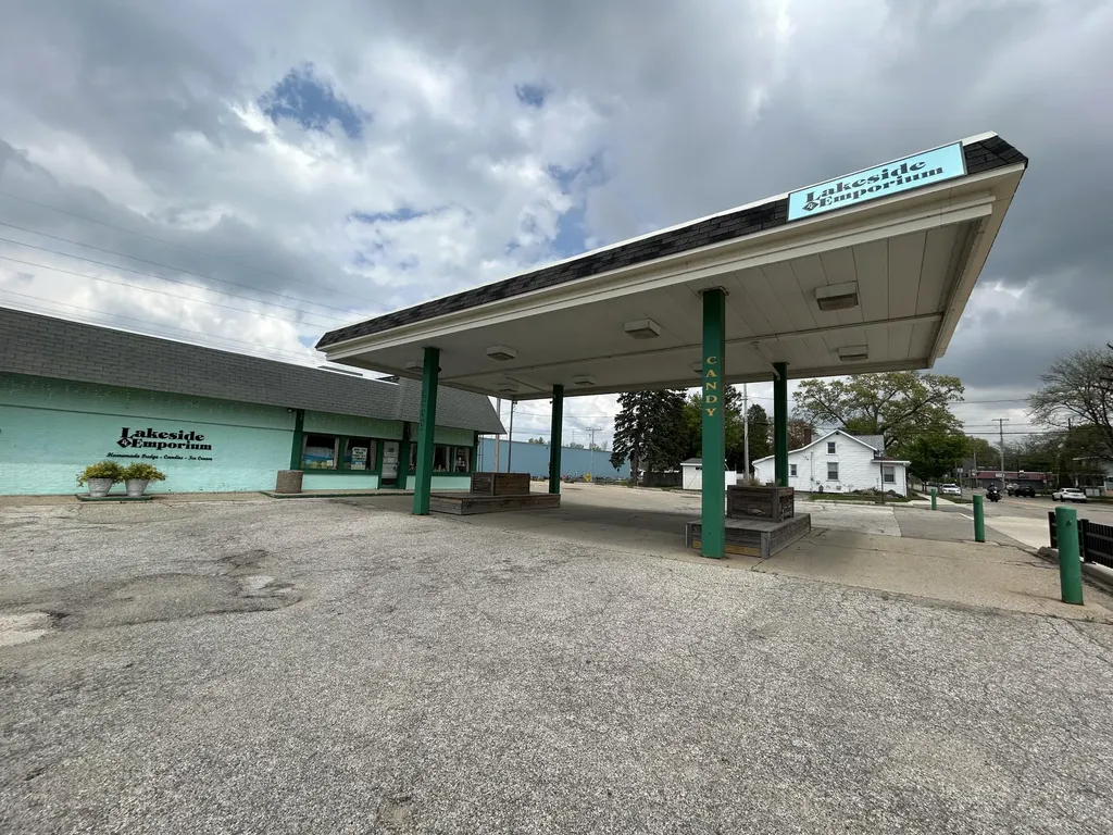 1930 Lakeshore Drive Muskegon City MI 49441