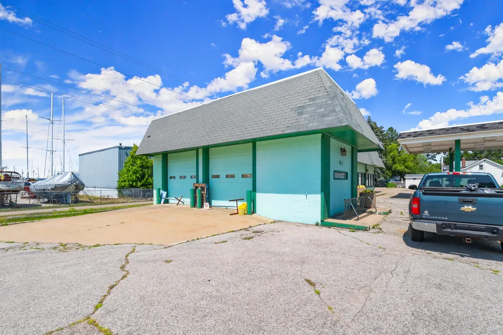 1930 Lakeshore Drive Muskegon City MI 49441