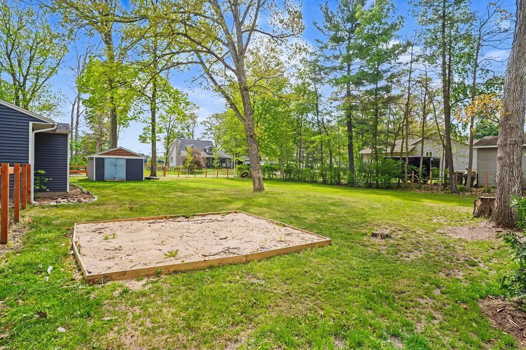 2969 E Pontaluna Road Fruitport Charter Township MI 49415