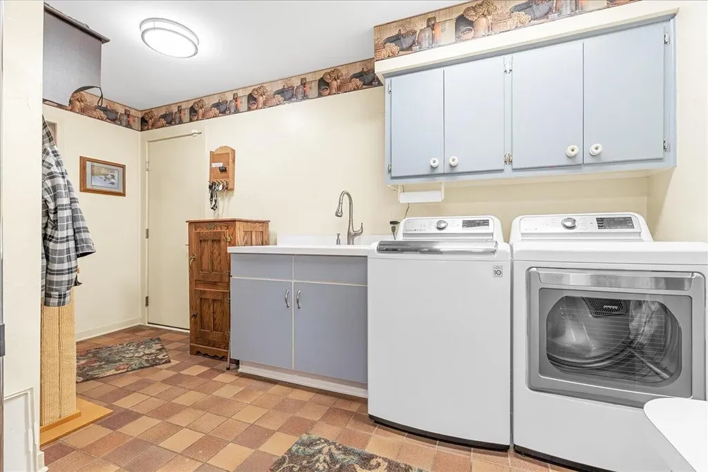 8121 W Eaton Grand Ledge City MI 48837