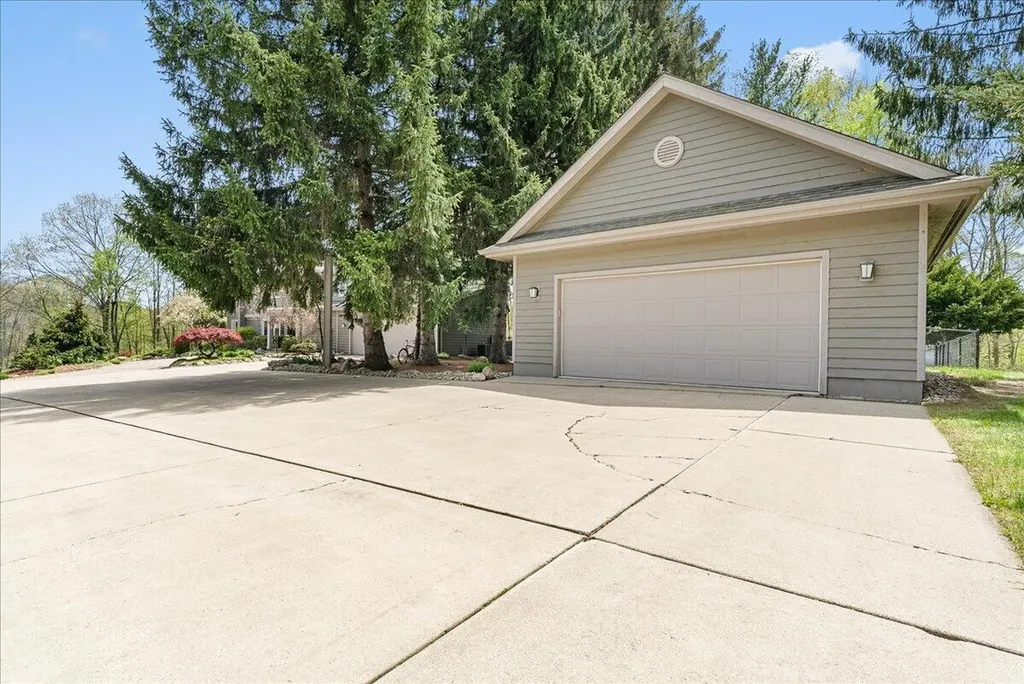 8121 W Eaton Grand Ledge City MI 48837