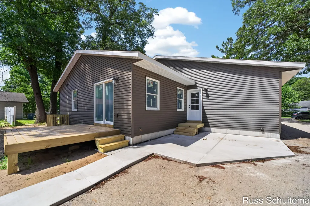 170 N 6th Avenue Fruitport Village MI 49415