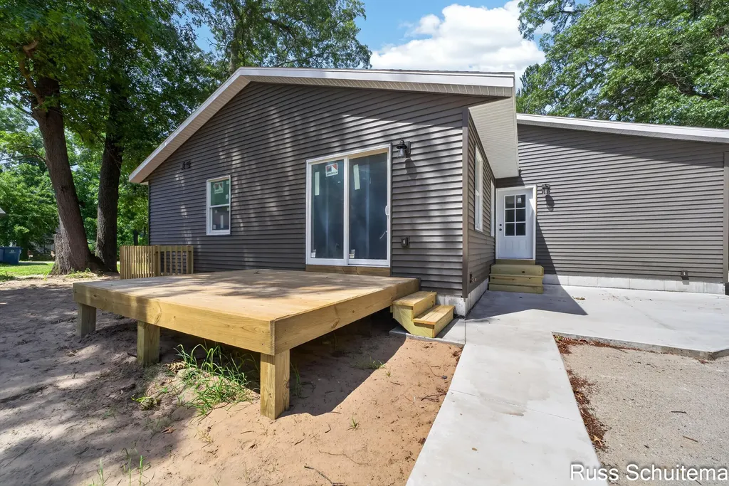 170 N 6th Avenue Fruitport Village MI 49415