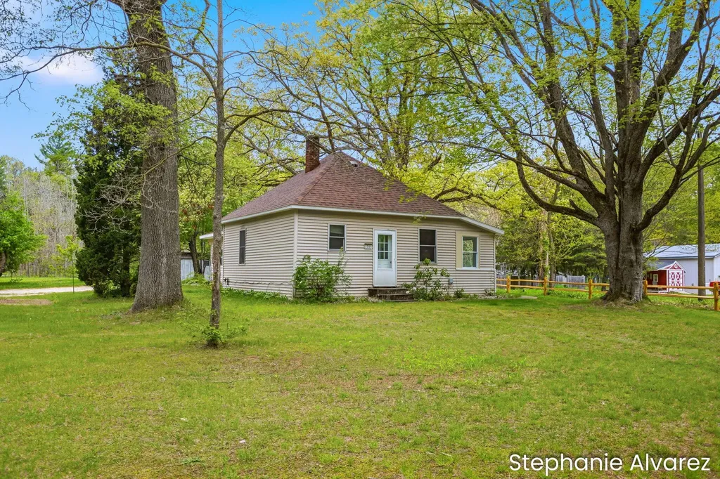 1560 E Mcmillan Road Dalton Township MI 49445