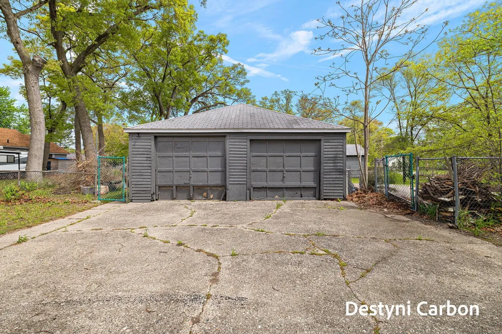 635 Leonard Avenue Muskegon City MI 49442
