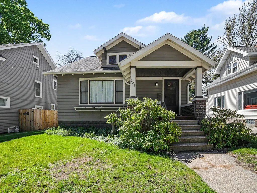 921 Ireland Avenue Muskegon City MI 49441