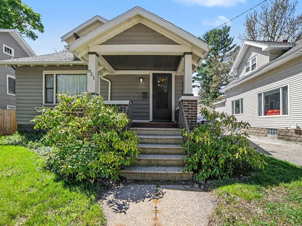 921 Ireland Avenue Muskegon City MI 49441