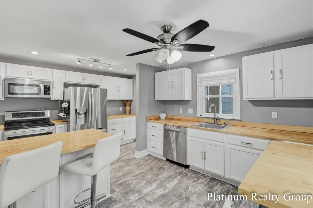 2390 Greenwood Street Muskegon City MI 49441