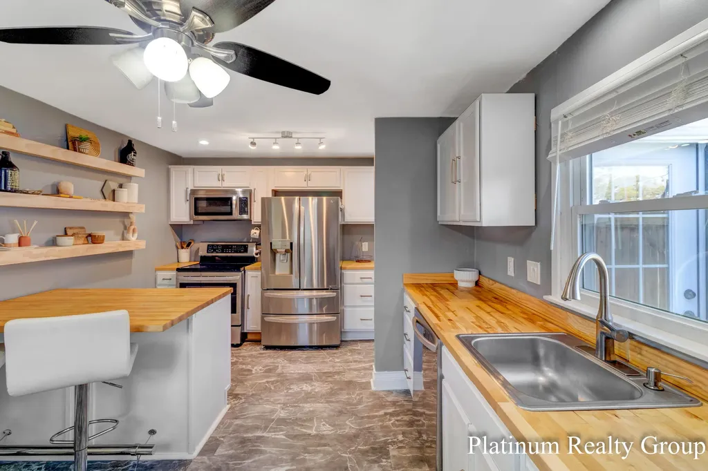 2390 Greenwood Street Muskegon City MI 49441