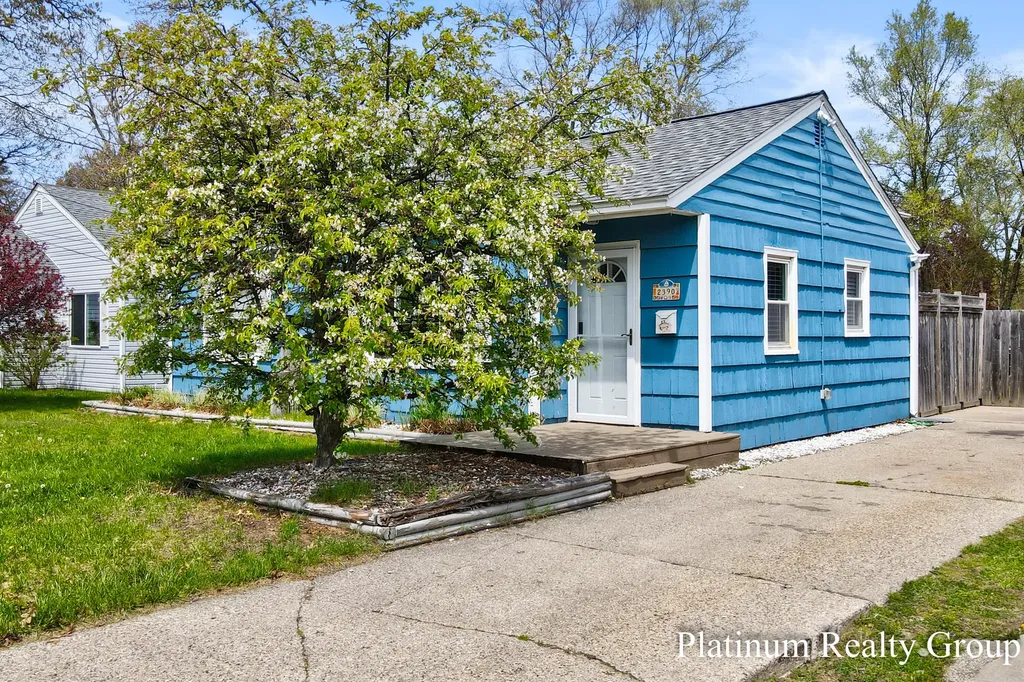 2390 Greenwood Street Muskegon City MI 49441