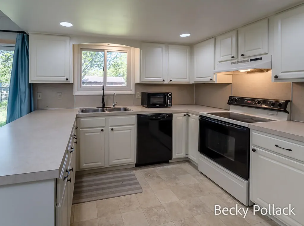 338 N 145th Avenue Park Township MI 49424