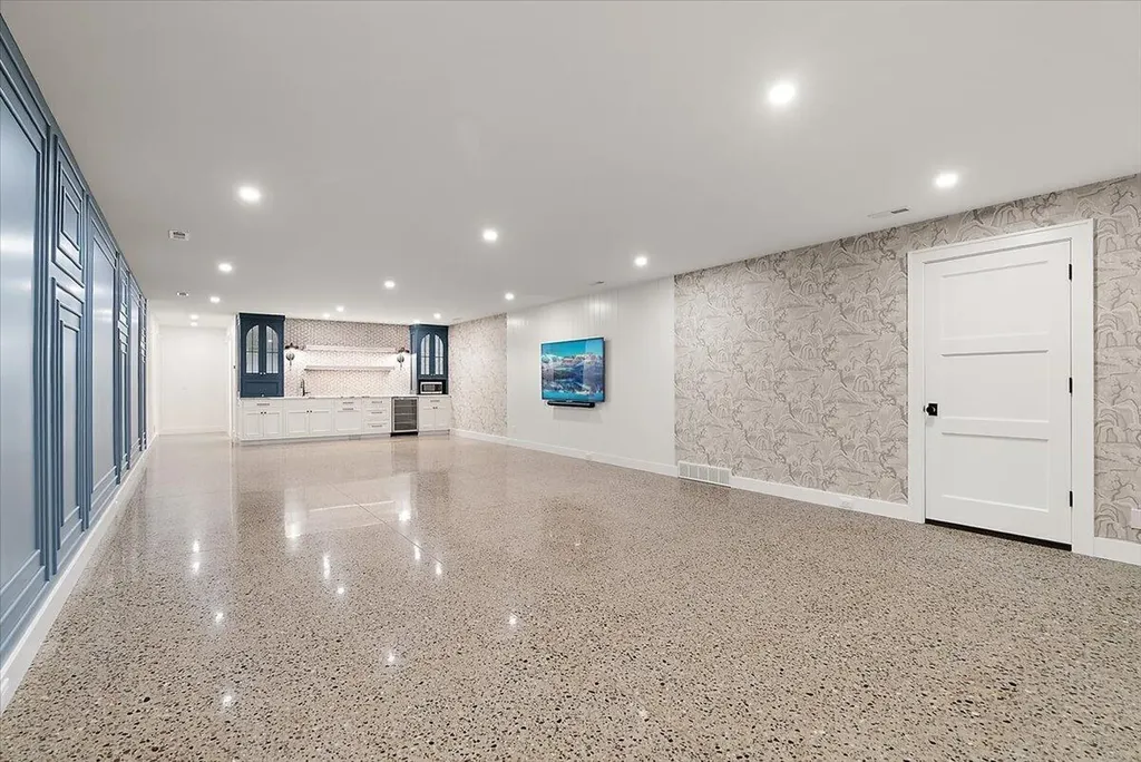 317 N Lakeshore Avenue Park Township MI 49424