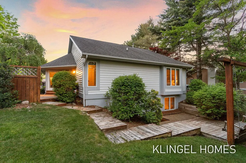 17829 Cherokee Drive Ferrysburg City MI 49456