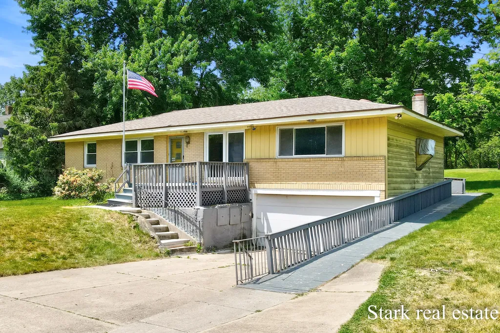 225 Sunset Hills Avenue NW Walker City MI 49534