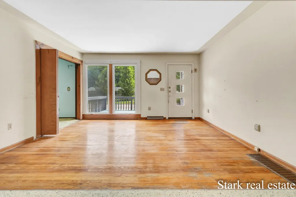 225 Sunset Hills Avenue NW Walker City MI 49534