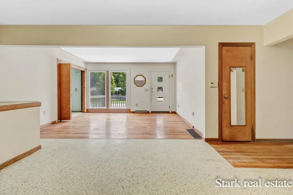225 Sunset Hills Avenue NW Walker City MI 49534