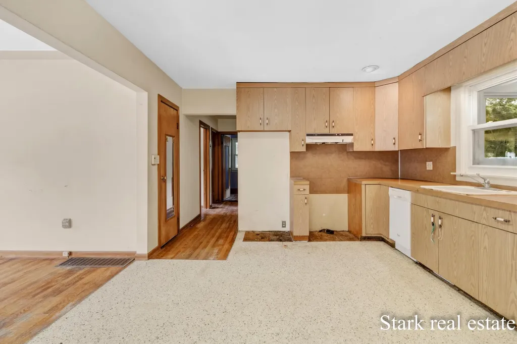 225 Sunset Hills Avenue NW Walker City MI 49534