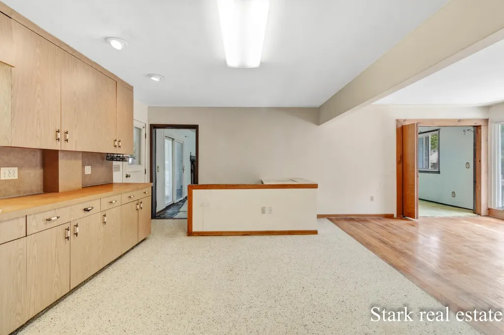 225 Sunset Hills Avenue NW Walker City MI 49534