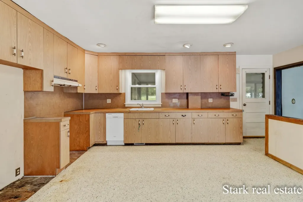 225 Sunset Hills Avenue NW Walker City MI 49534