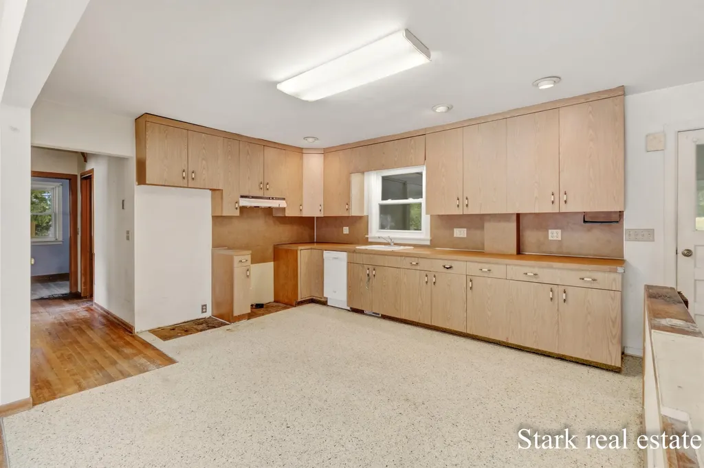 225 Sunset Hills Avenue NW Walker City MI 49534