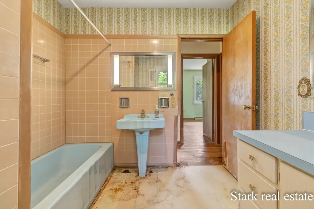 225 Sunset Hills Avenue NW Walker City MI 49534