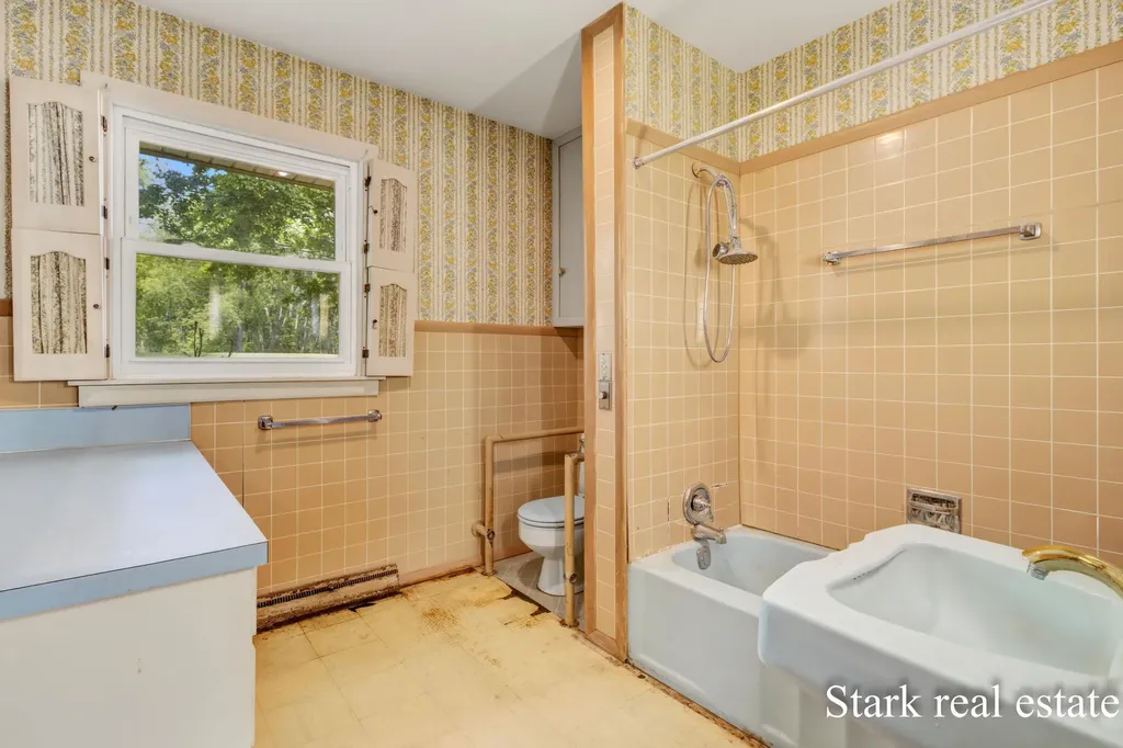 225 Sunset Hills Avenue NW Walker City MI 49534